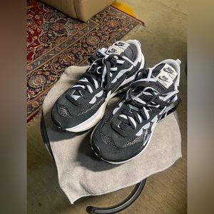 Nike sacai x VaporWaffle Sneaker